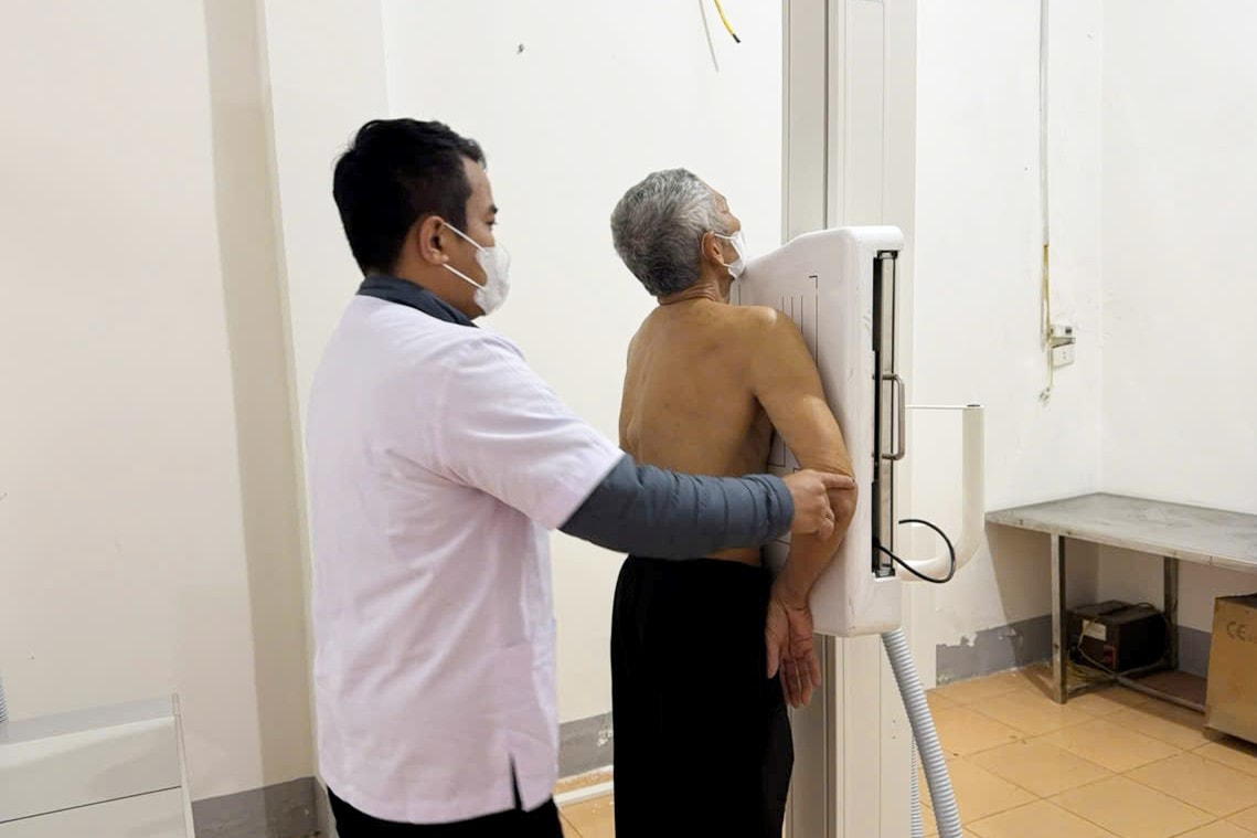 Trời chuyển lạnh, gia tăng bệnh nhân phổi nhập viện - Ảnh 3.