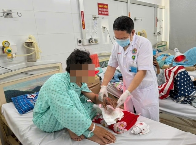 Cứu bàn tay gần lìa của nam công nhân bị máy cưa gỗ cắt- Ảnh 2.