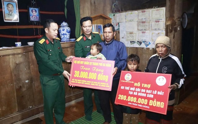Trao gần 350 triệu đồng hỗ trợ hai gia đình nạn nhân trong vụ sạt lở núi ở Đà Nẵng- Ảnh 1.
