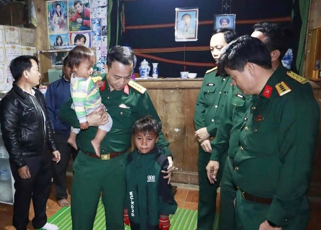 Trao gần 350 triệu đồng hỗ trợ hai gia đình nạn nhân trong vụ sạt lở núi ở Đà Nẵng- Ảnh 2.