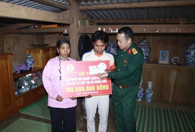 Trao gần 350 triệu đồng hỗ trợ hai gia đình nạn nhân trong vụ sạt lở núi ở Đà Nẵng- Ảnh 3.