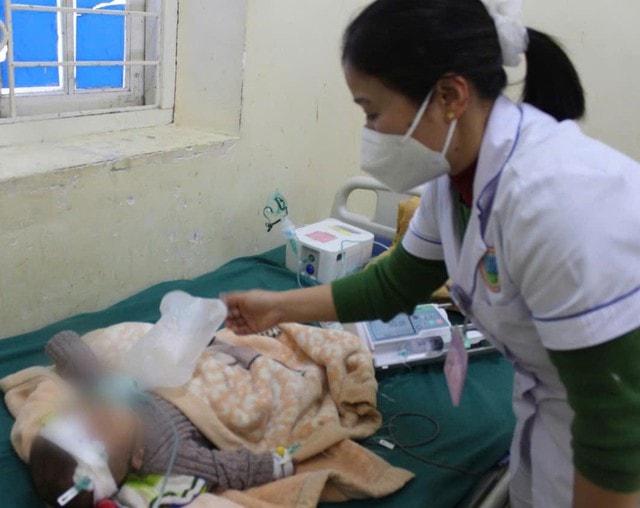 Bé 5 tháng tuổi suy hô hấp do sởi, nguy cơ nhiều gia đình có con nhỏ đang đối mặt- Ảnh 1. Bé 5 tháng tuổi suy hô hấp do sởi, nguy cơ nhiều gia đình có con nhỏ đang đối mặt- Ảnh 1.