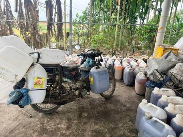 Thu mua gần 2 tấn dầu ăn, mỡ heo đã qua sử dụng để bán kiếm lời- Ảnh 1.