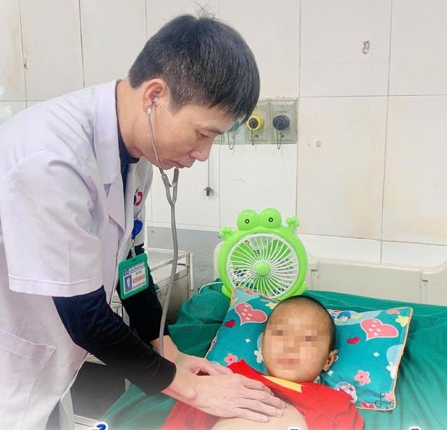 Lần đầu lọc máu thay huyết tương cứu sống bệnh nhi mắc bệnh thần kinh hiếm gặp- Ảnh 1.