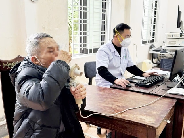 Trời chuyển lạnh, gia tăng bệnh nhân phổi nhập viện - Ảnh 4.