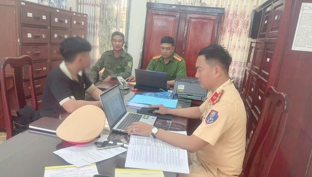 Phạt thanh niên bỏ 2 tay khi đi xe máy, không đội mũ bảo hiểm- Ảnh 2.