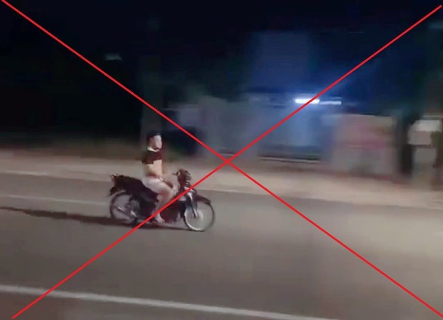 Phạt thanh niên bỏ 2 tay khi đi xe máy, không đội mũ bảo hiểm- Ảnh 1.