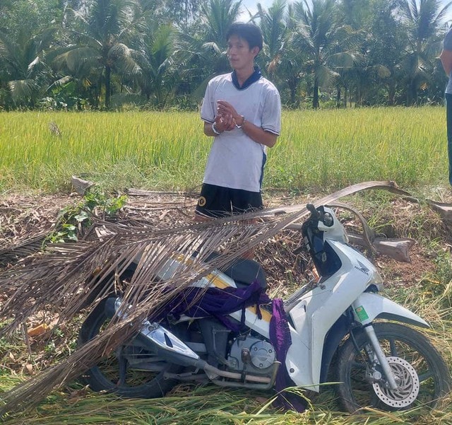 Bắt thanh niên trộm xe máy rồi giấu ở bờ ruộng- Ảnh 1. Bắt thanh niên trộm xe máy rồi giấu ở bờ ruộng- Ảnh 1.
