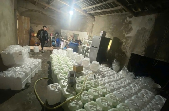 Chặn đứng gần 900 lít rượu hương cốm không nguồn gốc dịp cận Tết- Ảnh 1. Chặn đứng gần 900 lít rượu hương cốm không nguồn gốc dịp cận Tết- Ảnh 1.