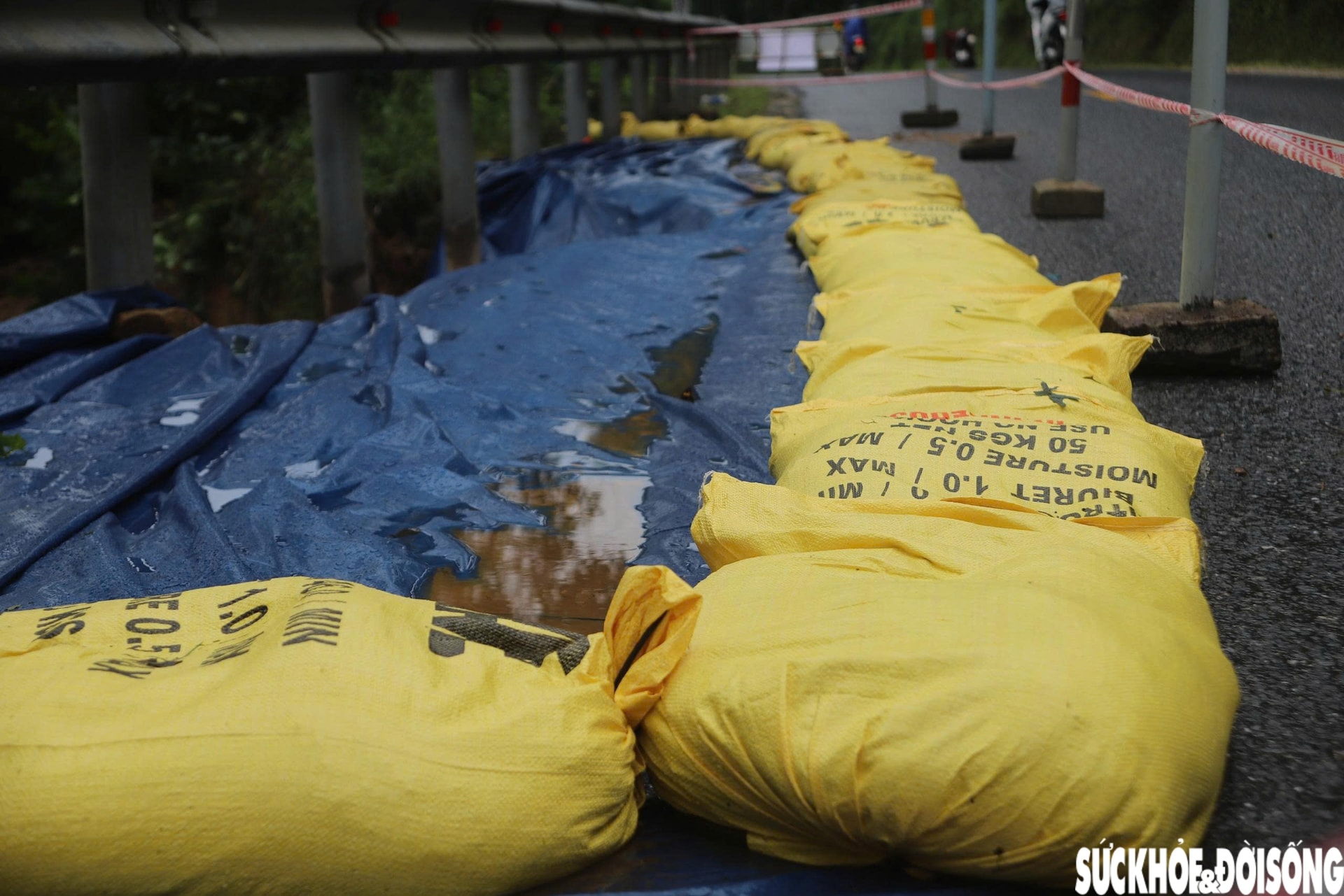 Khắc phục sạt lở uy hiếp tuyến giao thông huyết mạch ở Huế- Ảnh 3.