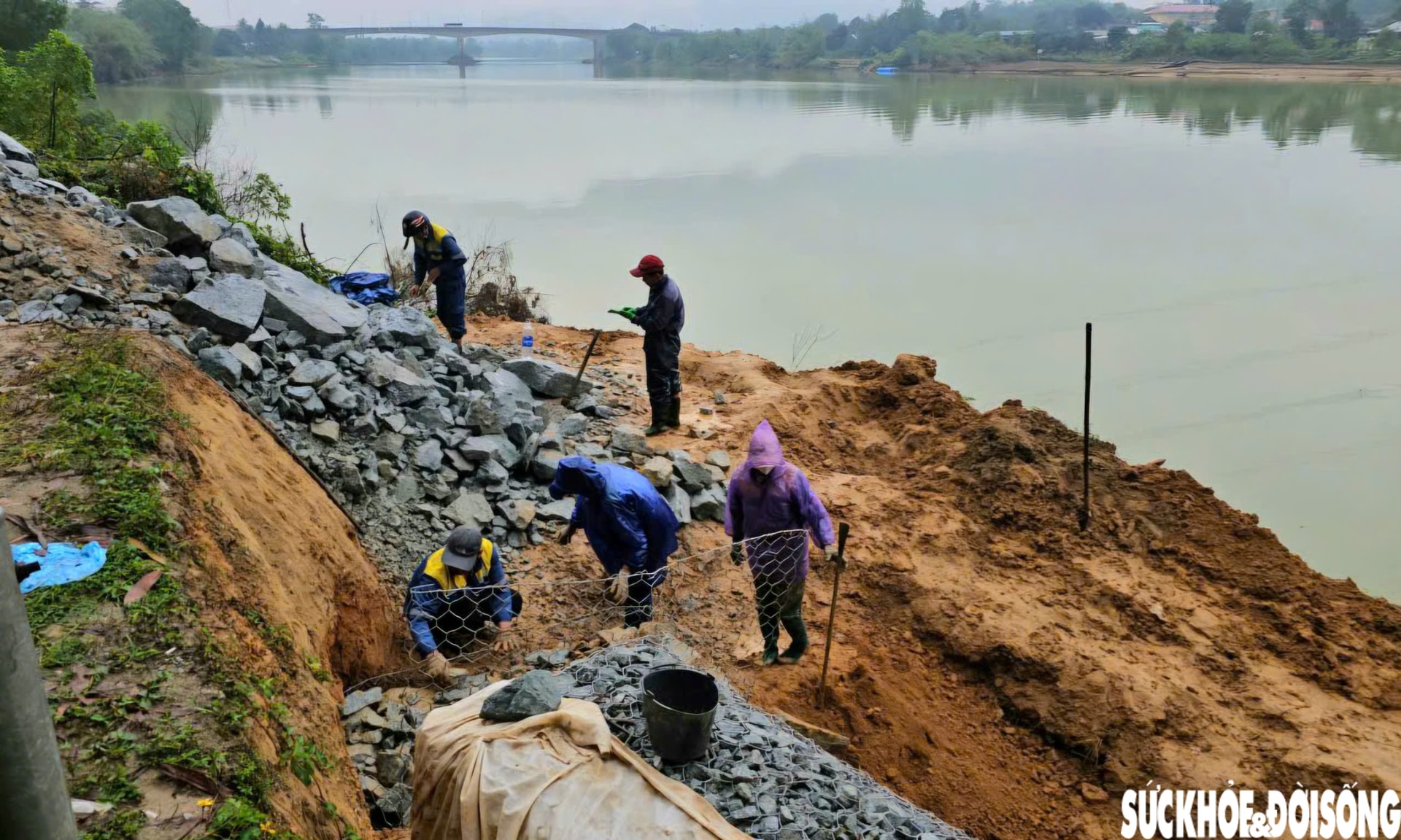 Khắc phục sạt lở uy hiếp tuyến giao thông huyết mạch ở Huế- Ảnh 4.
