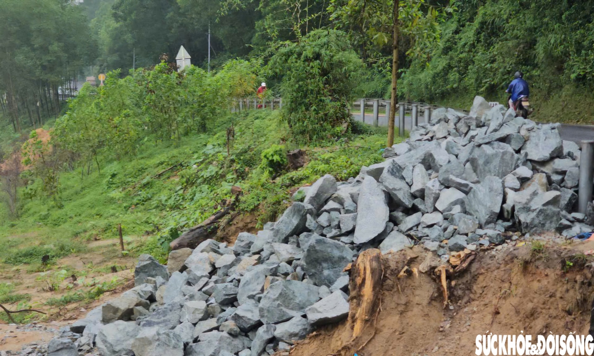 Khắc phục sạt lở uy hiếp tuyến giao thông huyết mạch ở Huế- Ảnh 6.
