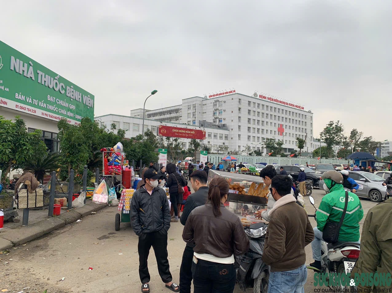 Nghệ An: Hàng rong, xe ôm tái lấn chiếm, bủa vây cổng bệnh viện- Ảnh 3. Nghệ An: Hàng rong, xe ôm tái lấn chiếm, bủa vây cổng bệnh viện- Ảnh 3.