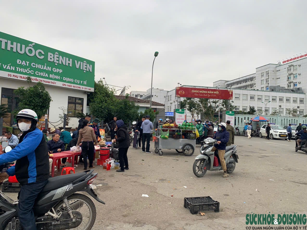 Nghệ An: Hàng rong, xe ôm tái lấn chiếm, bủa vây cổng bệnh viện- Ảnh 6. Nghệ An: Hàng rong, xe ôm tái lấn chiếm, bủa vây cổng bệnh viện- Ảnh 6.