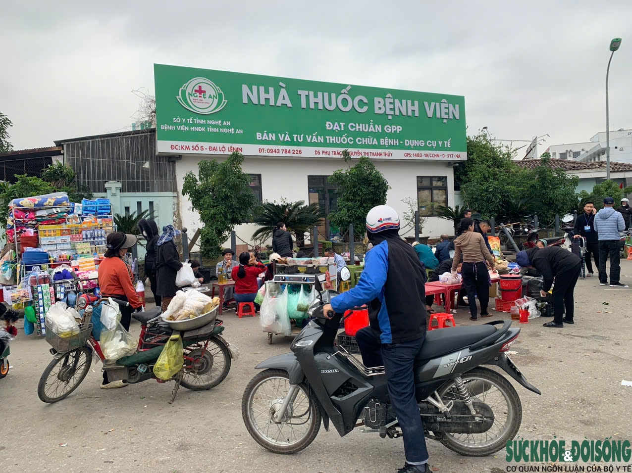 Nghệ An: Hàng rong, xe ôm tái lấn chiếm, bủa vây cổng bệnh viện- Ảnh 7. Nghệ An: Hàng rong, xe ôm tái lấn chiếm, bủa vây cổng bệnh viện- Ảnh 7.