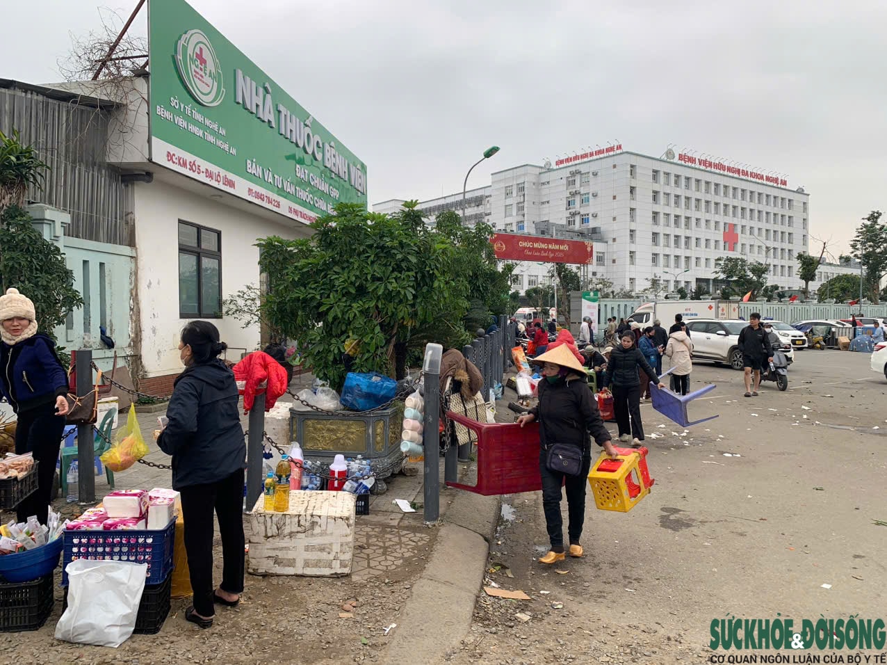 Nghệ An: Hàng rong, xe ôm tái lấn chiếm, bủa vây cổng bệnh viện- Ảnh 12. Nghệ An: Hàng rong, xe ôm tái lấn chiếm, bủa vây cổng bệnh viện- Ảnh 12.