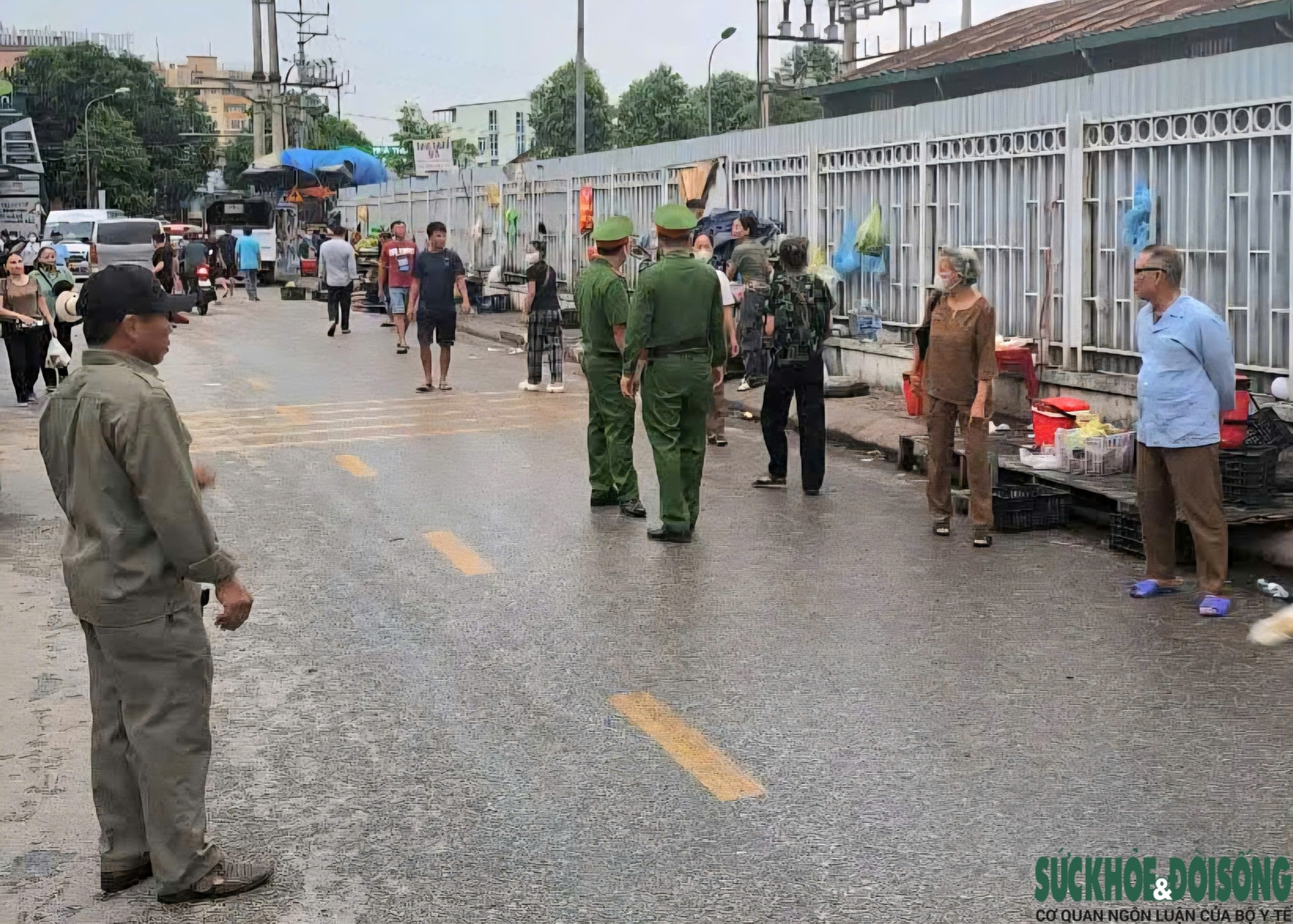 Nghệ An: Hàng rong, xe ôm tái lấn chiếm, bủa vây cổng bệnh viện- Ảnh 13. Nghệ An: Hàng rong, xe ôm tái lấn chiếm, bủa vây cổng bệnh viện- Ảnh 13.