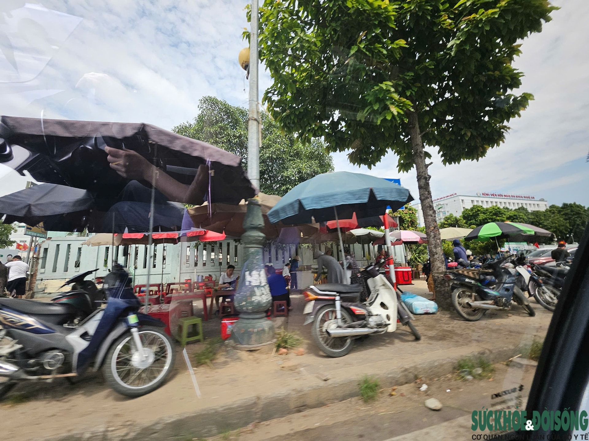 Nghệ An: Hàng rong, xe ôm tái lấn chiếm, bủa vây cổng bệnh viện- Ảnh 9. Nghệ An: Hàng rong, xe ôm tái lấn chiếm, bủa vây cổng bệnh viện- Ảnh 9.