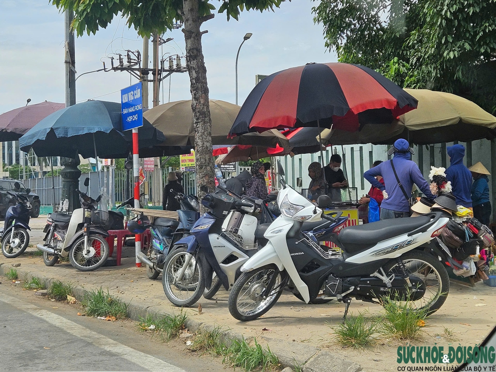 Nghệ An: Hàng rong, xe ôm tái lấn chiếm, bủa vây cổng bệnh viện- Ảnh 11. Nghệ An: Hàng rong, xe ôm tái lấn chiếm, bủa vây cổng bệnh viện- Ảnh 11.