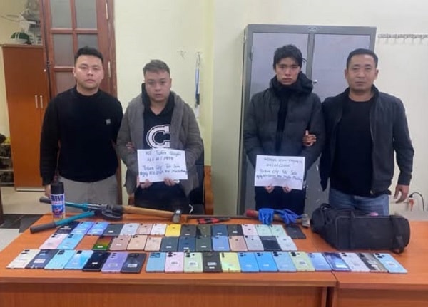 Sau 48 giờ, bắt 2 ‘đạo chích’ trộm 51 chiếc điện thoại di động- Ảnh 1.