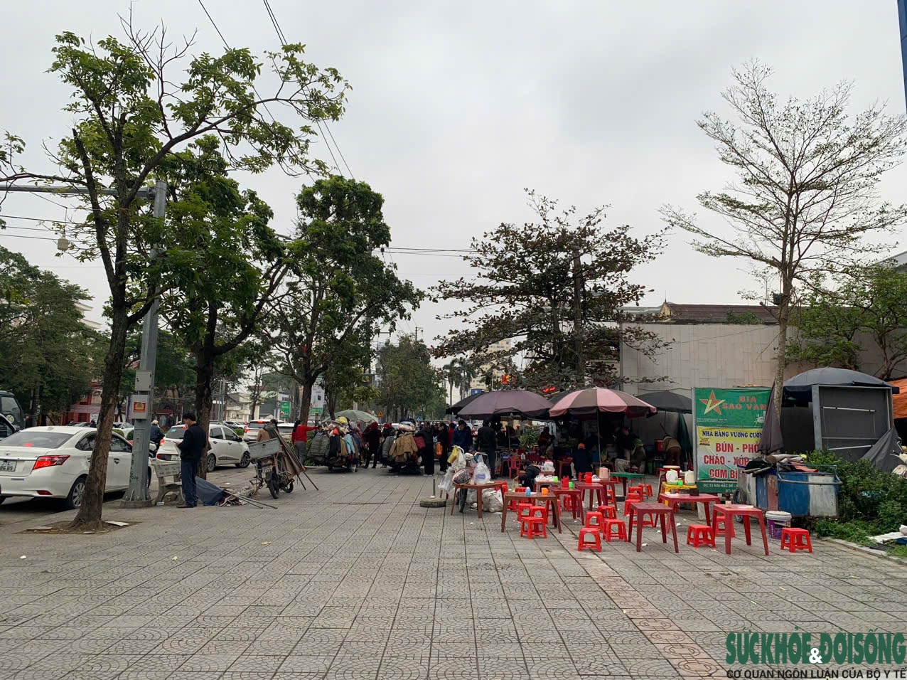 Nghệ An: Hàng rong, xe ôm tái lấn chiếm, bủa vây cổng bệnh viện- Ảnh 2. Nghệ An: Hàng rong, xe ôm tái lấn chiếm, bủa vây cổng bệnh viện- Ảnh 2.