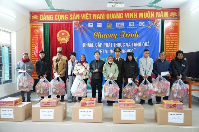 Khám bệnh miễn phí, mang Tết sớm đến người dân vùng cao Nghệ An- Ảnh 1. Khám bệnh miễn phí, mang Tết sớm đến người dân vùng cao Nghệ An- Ảnh 1.