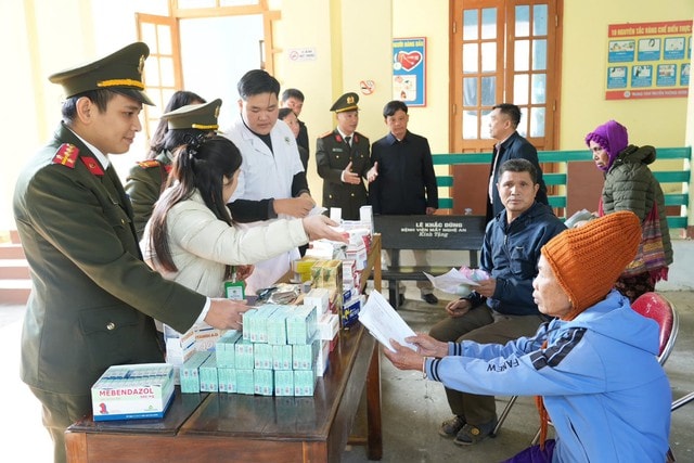 Khám bệnh miễn phí, mang Tết sớm đến người dân vùng cao Nghệ An- Ảnh 4. Khám bệnh miễn phí, mang Tết sớm đến người dân vùng cao Nghệ An- Ảnh 4.
