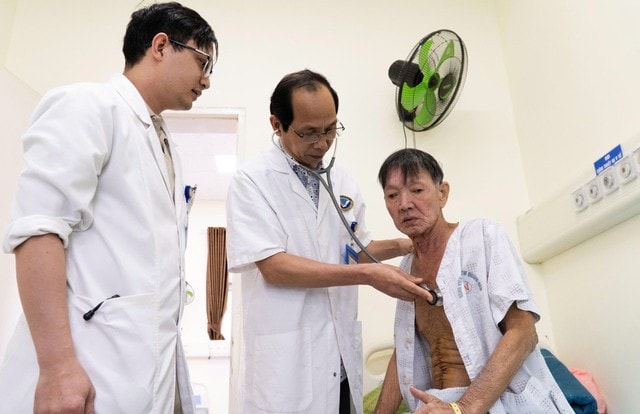 Đau chân kéo dài, đi lại khó khăn: Nhiều người chủ quan với bệnh mạch máu nguy hiểm- Ảnh 1.