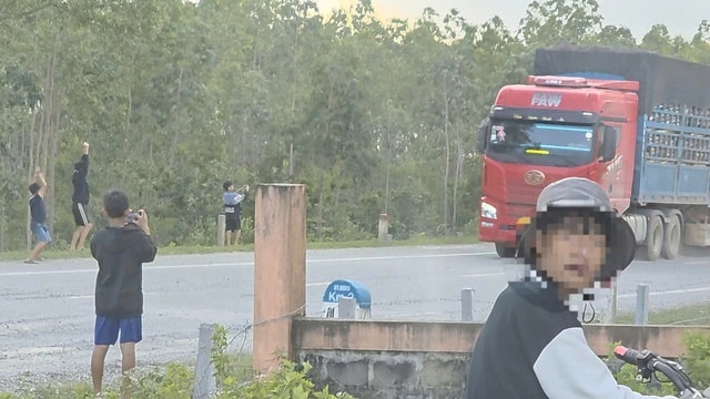 Hành vi tưởng vô hại của trẻ em tiềm ẩn nguy cơ tai nạn giao thông nghiêm trọng- Ảnh 1.