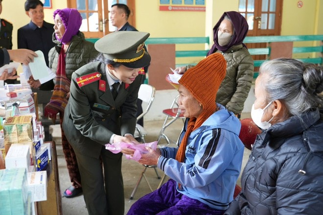 Khám bệnh miễn phí, mang Tết sớm đến người dân vùng cao Nghệ An- Ảnh 3. Khám bệnh miễn phí, mang Tết sớm đến người dân vùng cao Nghệ An- Ảnh 3.