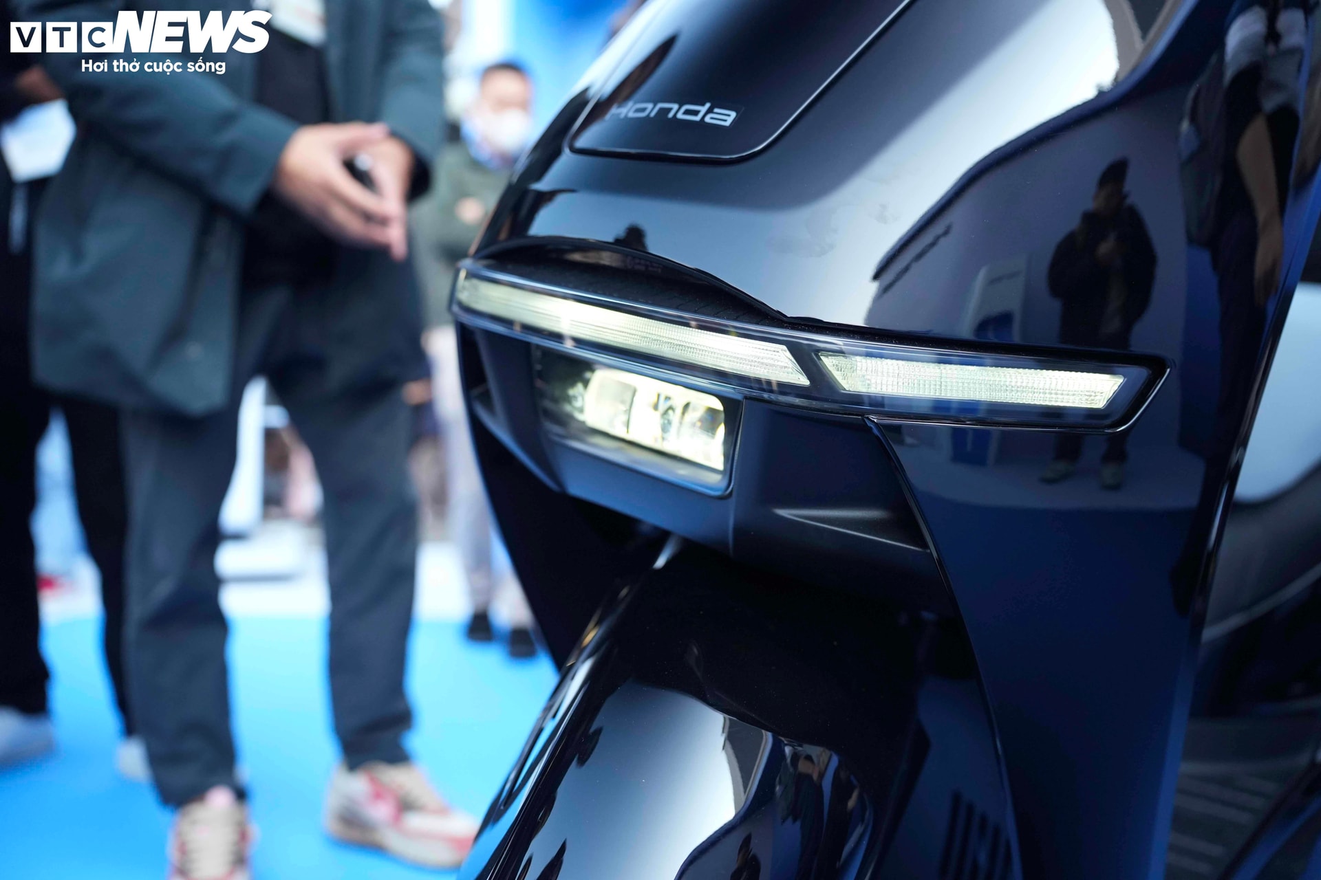 Điểm nhấn ngoại thất là hệ thống đèn LED liền mạch theo phương ngang, lấy cảm hứng từ mẫu mô tô điện Honda WN7, tạo nên diện mạo hiện đại và phong cách.