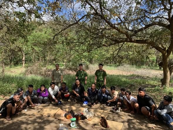 Triệt phá sới đá gà giữa ban ngày ở Đồng Nai, 9 đối tượng sa lưới- Ảnh 1. Triệt phá sới đá gà giữa ban ngày ở Đồng Nai, 9 đối tượng sa lưới- Ảnh 1.