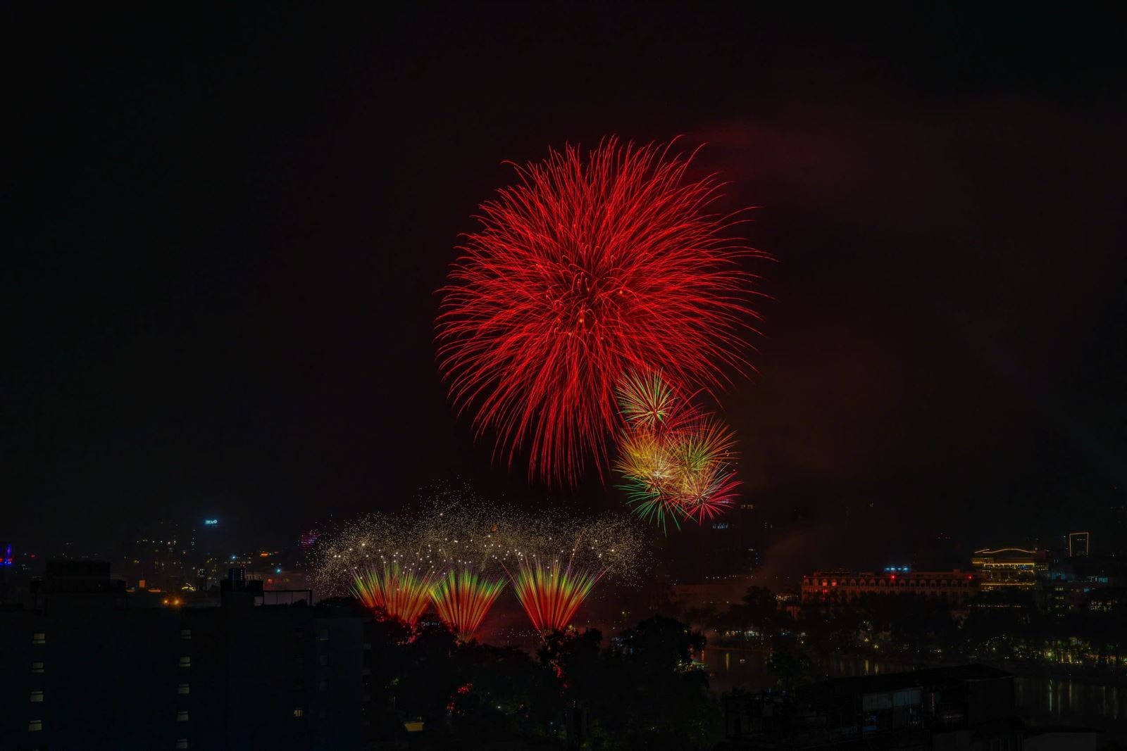 Hà Nội bắn pháo hoa 30 phút mừng thành công Đại hội XIV của Đảng- Ảnh 1.