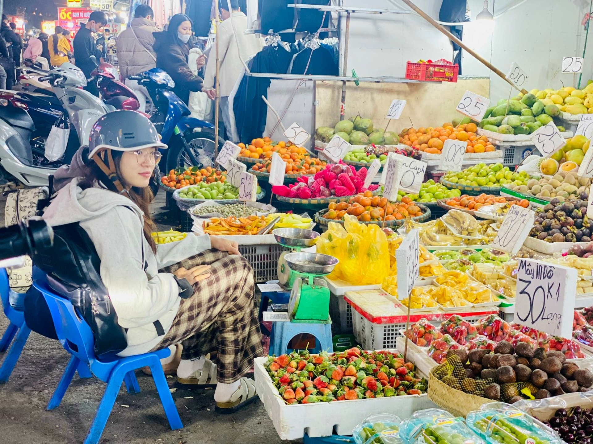 Dâu tây Trung Quốc bán tràn ngập thị trường, người tiêu dùng cần lưu ý điều này để không bị 'qua mặt'- Ảnh 5.