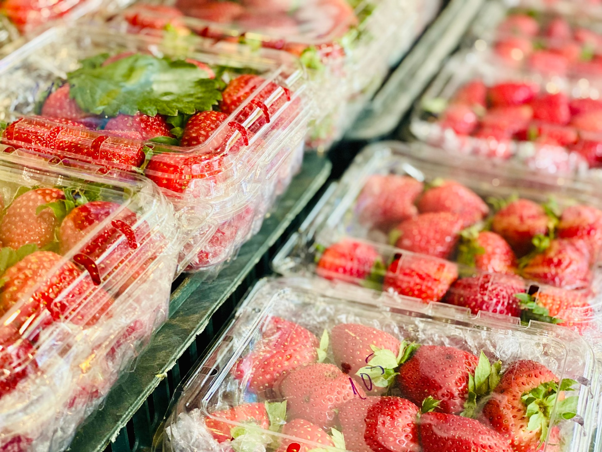 Dâu tây Trung Quốc bán tràn ngập thị trường, người tiêu dùng cần lưu ý điều này để không bị 'qua mặt'- Ảnh 2.