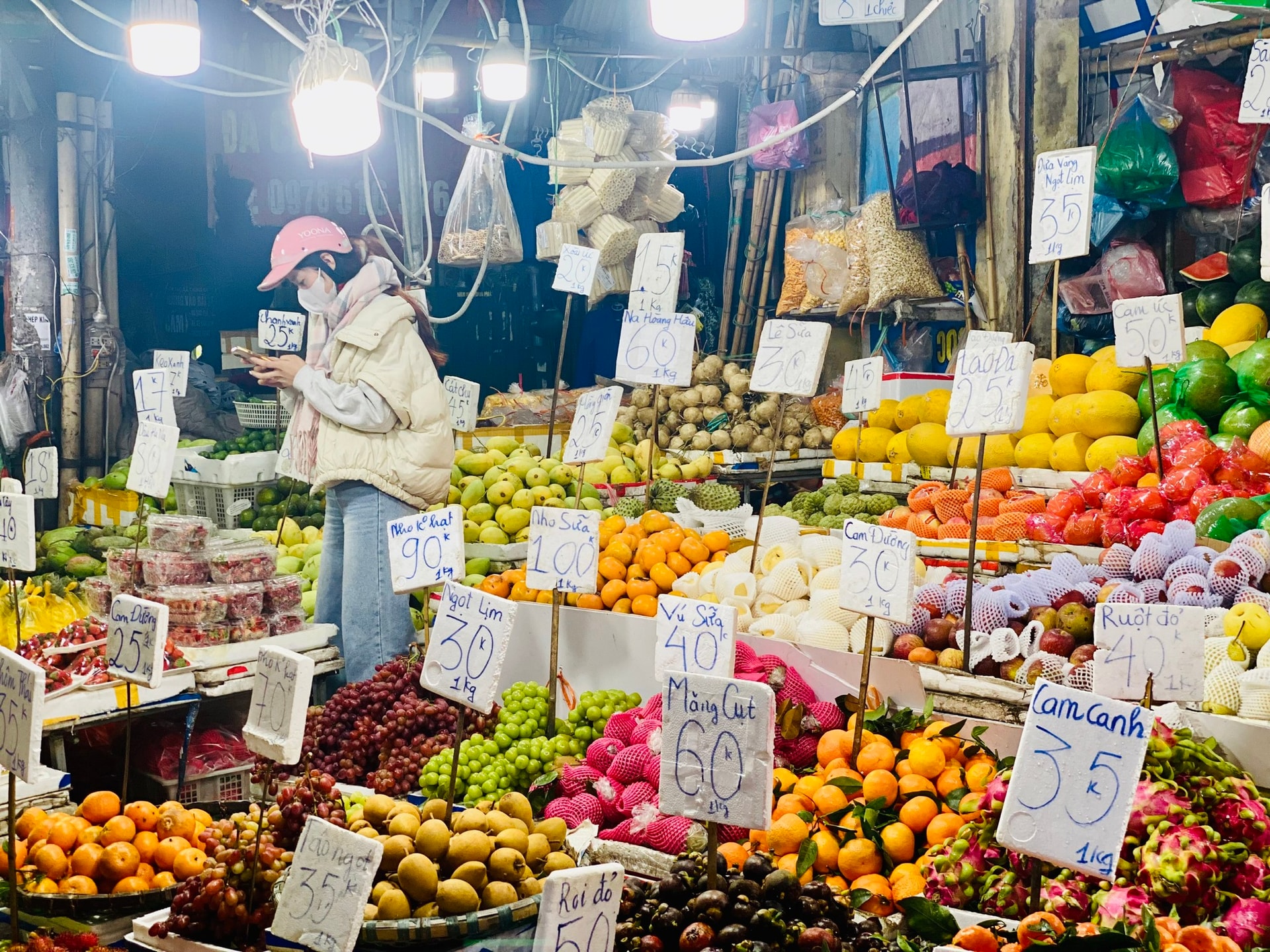 Dâu tây Trung Quốc bán tràn ngập thị trường, người tiêu dùng cần lưu ý điều này để không bị 'qua mặt'- Ảnh 1.