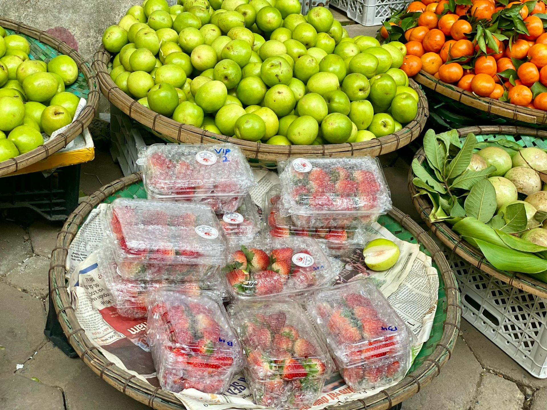 Dâu tây Trung Quốc bán tràn ngập thị trường, người tiêu dùng cần lưu ý điều này để không bị 'qua mặt'- Ảnh 4.