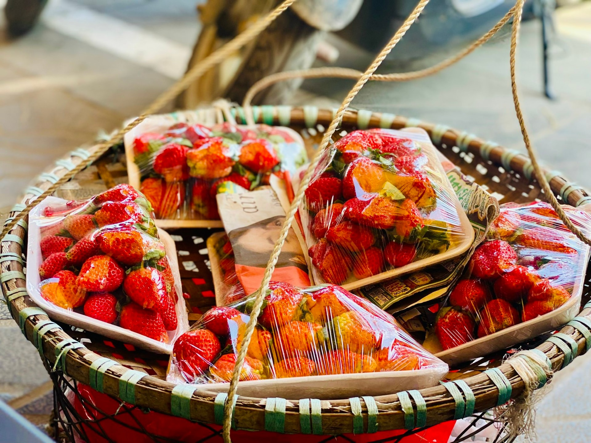 Dâu tây Trung Quốc bán tràn ngập thị trường, người tiêu dùng cần lưu ý điều này để không bị 'qua mặt'- Ảnh 3.