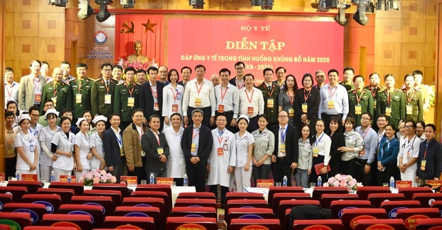 Nhiều tập thể, cá nhân của Bệnh viện Hữu nghị Việt Nam - Cuba Đồng Hới nhận Bằng khen của Bộ Y tế- Ảnh 5.