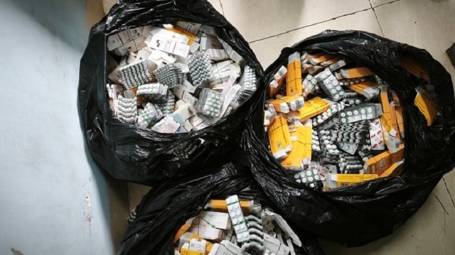 Ngăn chặn 3 bao tải thuốc tân dược không rõ nguồn gốc đang trên đường đến TPHCM- Ảnh 1.