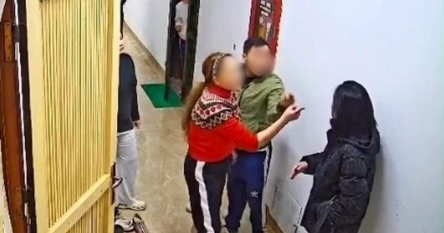 Triệu tập người phụ nữ hành hung hàng xóm tại hành lang chung cư- Ảnh 1. Triệu tập người phụ nữ hành hung hàng xóm tại hành lang chung cư- Ảnh 1.