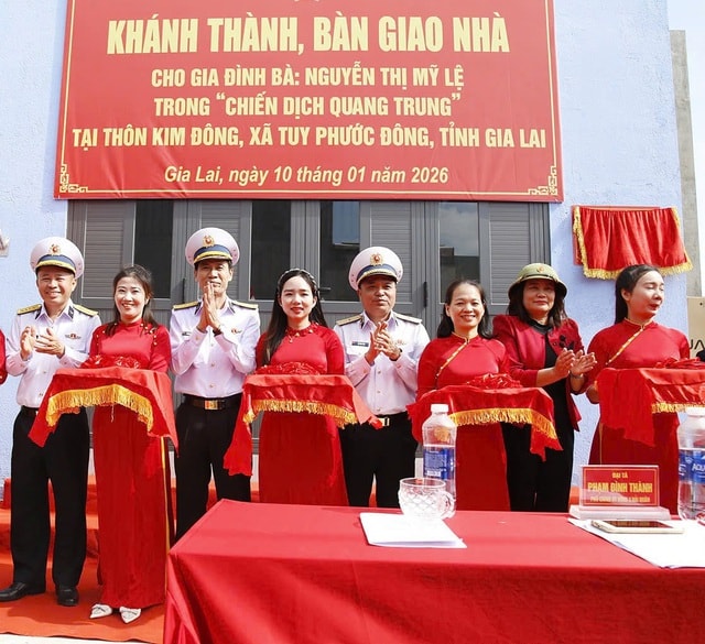 Nhiều gia đình nhận nhà mới trong ‘Chiến dịch Quang Trung’- Ảnh 1.
