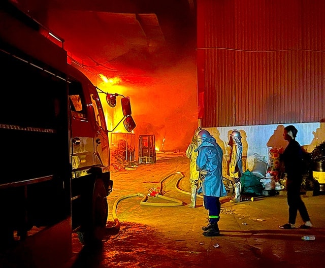 Cháy lớn tại xưởng sản xuất ở Đan Phượng, robot chữa cháy được huy động- Ảnh 2.