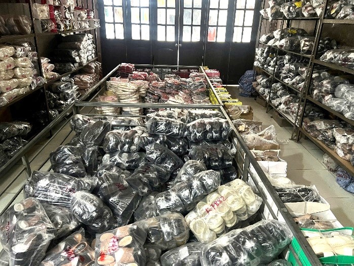 Kiểm tra đột xuất phát hiện hơn 21.300 đôi giày, dép không rõ nguồn gốc- Ảnh 2. Kiểm tra đột xuất phát hiện hơn 21.300 đôi giày, dép không rõ nguồn gốc- Ảnh 2.