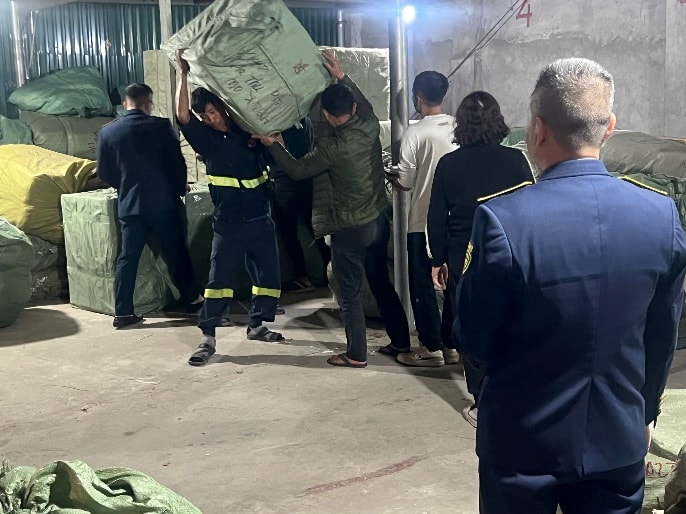 Kiểm tra đột xuất phát hiện hơn 21.300 đôi giày, dép không rõ nguồn gốc- Ảnh 1. Kiểm tra đột xuất phát hiện hơn 21.300 đôi giày, dép không rõ nguồn gốc- Ảnh 1.