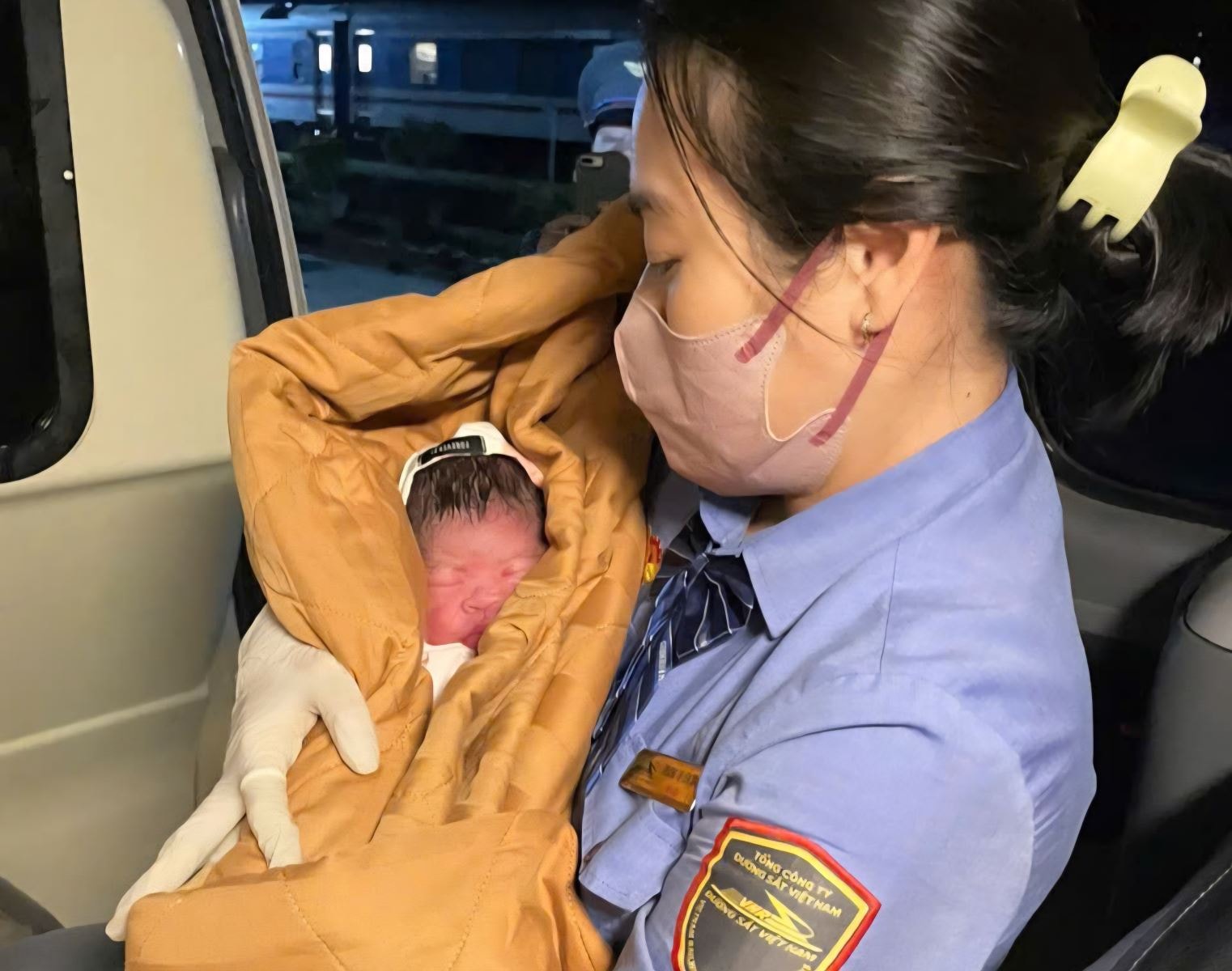 Tiếp viên tàu SE4 hỗ trợ sản phụ sinh con an toàn trên tàu ra Hà Nội- Ảnh 1.