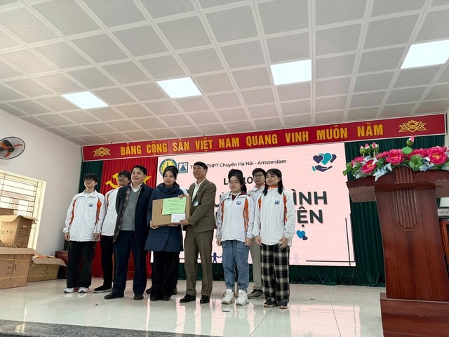 Học sinh lớp 10 Sinh 1 Trường THPT Chuyên Hà Nội – Amsterdam làm công tác thiện nguyện tại Trung tâm Chăm sóc Người khuyết tật Hà Nội- Ảnh 2.