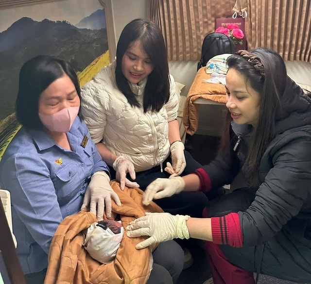 Hai nữ hộ sinh Nghệ An đỡ đẻ trên tàu SE4, cứu mẹ con sản phụ sinh non- Ảnh 1.