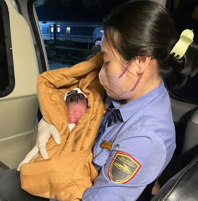 Hai nữ hộ sinh Nghệ An đỡ đẻ trên tàu SE4, cứu mẹ con sản phụ sinh non- Ảnh 2.
