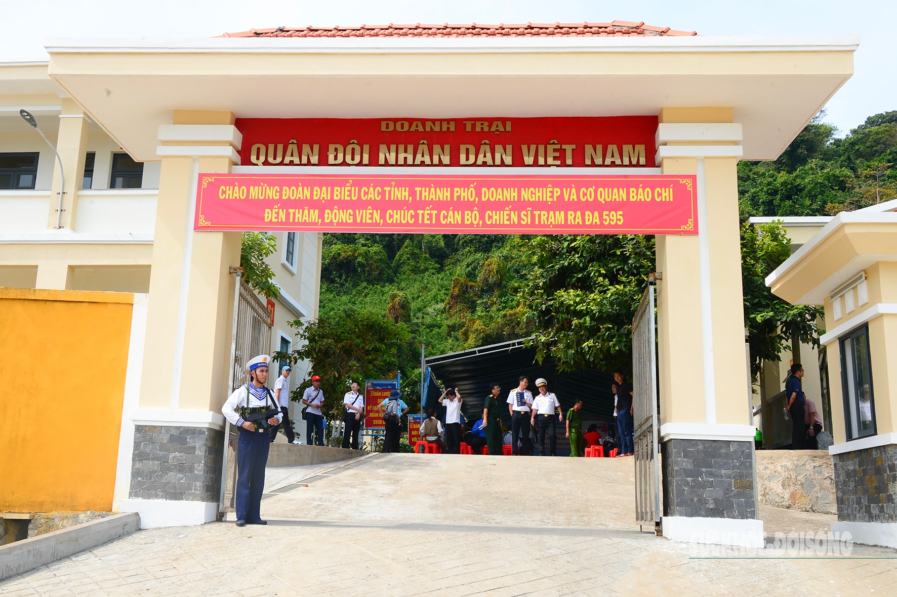 Thăm, chúc Tết cán bộ, chiến sĩ đảo Hòn Khoai- Ảnh 8.